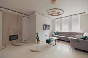 un soggiorno con divano e camino di Entire Luxury apartment in Greater London a Londra