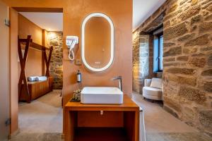 W łazience znajduje się umywalka i lustro. w obiekcie Cherry Sculpture Hotel w mieście Paul
