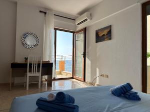 a bedroom with a bed with a view of the ocean at Odore di Mare con Jacuzzi in Durrës