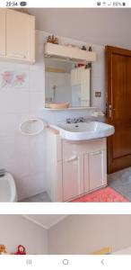A kitchen or kitchenette at El Giardino delle Rose.....