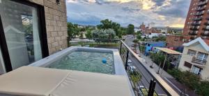 a swimming pool on the balcony of a building at Vivisierras, Piso 3 frente al lago, centro Villa Carlos Paz, 2 dormitorios, 2 baños, pileta privada, premium in Villa Carlos Paz