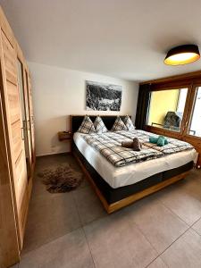 ein Schlafzimmer mit einem großen Bett in einem Zimmer in der Unterkunft Residenz Davos von Swisspartments in Davos