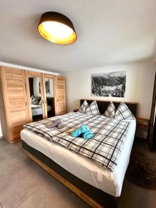 ein Schlafzimmer mit einem großen Bett und einem blauen Handtuch darauf in der Unterkunft Residenz Davos von Swisspartments in Davos