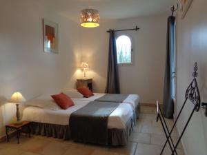 ラコステにあるClos des Lavandes - Luberonの窓付きの部屋にベッド付きのベッドルーム1室があります。