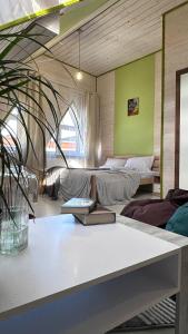 una habitación con 2 camas y una mesa con una planta en ЛемГора, en Vorokhta