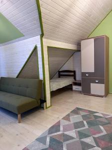 una habitación con sofá y cama en una habitación en ЛемГора, en Vorokhta