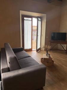 TV a/nebo společenská místnost v ubytování Casa vacanze Le due torri