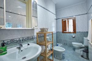 y baño con lavabo y aseo. en Casa Rural Casa Capión en Villaviciosa