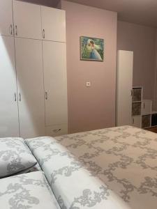 - une chambre avec un lit et une armoire dans l'établissement Lena, à Sofia