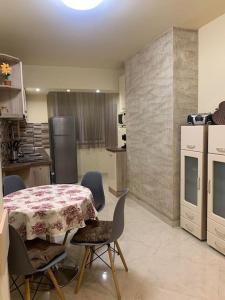 une cuisine avec une table et des chaises dans l'établissement Lena, à Sofia