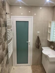bagno con porta per i servizi igienici e lavandino di Lena a Sofia