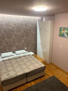 - une chambre avec un lit et un mur dans l'établissement Lena, à Sofia