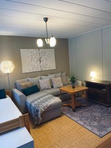 瓦爾考斯的住宿－Saunallinen rivitalokaksio Varkaudessa，客厅配有沙发和桌子