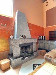 una sala de estar con chimenea de piedra. en Two sisters en Bakuriani