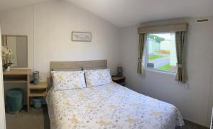 - une chambre avec un lit et une fenêtre dans l'établissement Nala Lodge, à Knaresborough