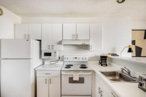 Kuchyň nebo kuchyňský kout v ubytování Streeterville Studio w Gym Pool nr Navy Pier CHI-445