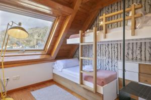 a room with a bunk bed and a window at Luderna - Dúplex des Neres in Vielha