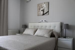 A bed or beds in a room at Hostal Landhaus