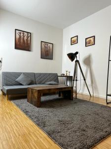 ein Wohnzimmer mit einem Sofa und einem Couchtisch in der Unterkunft Urban Living unter den Dächern der Göttinger Altstadt in Göttingen