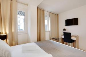 1 dormitorio con cama, escritorio y ventana en Charming FLAT - Père Lachaise en París