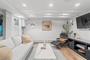 sala de estar con sofá blanco y silla en Glover Park/Georgetown Oasis with parking, en Washington