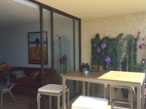 a living room with a table and a couch at Papudo, vista despejada, condominio Vistamar. in Papudo