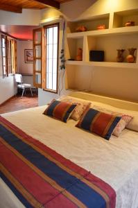 um quarto com uma cama grande e 2 almofadas em Catalina Apart em San Salvador de Jujuy