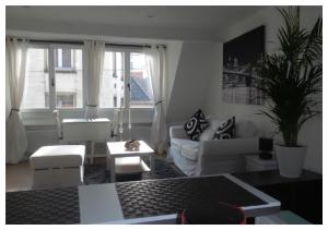 - un salon avec un canapé et une table dans l'établissement Brussels ZoLo, à Bruxelles