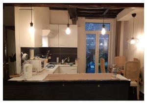 uma cozinha com armários brancos e uma bancada em Brussels ZoLo em Bruxelas