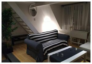 uma sala de estar com um sofá e uma escada em Brussels ZoLo em Bruxelas