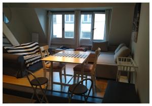 - un salon avec une table et un canapé dans l'établissement Brussels ZoLo, à Bruxelles