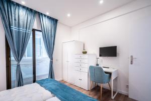 1 dormitorio con cama, escritorio y ventana en HM - HouseMirage, en Paço de Arcos