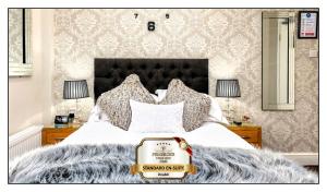 um quarto com uma cama com uma mala em Pembroke Bed & Breakfast em Blackpool