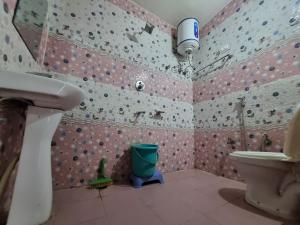 Ένα μπάνιο στο Shanti guest house chojh
