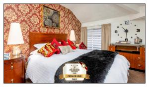 布莱克浦Pembroke Hotel的一间卧室配有一张带盒子的床