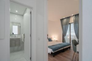 1 dormitorio con 1 cama y baño en HM - HouseMirage, en Paço de Arcos