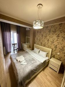 Schlafzimmer mit einem Bett und einem Kronleuchter in der Unterkunft Qeroli old city in Tbilisi City
