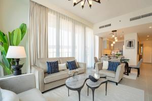 un soggiorno con divano, sedie e tavolo di Veluxa - Luxe 2Bed in Downtown! a Dubai