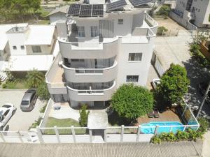 una vista aérea de un edificio con paneles solares en Residencial Tia Dilma, en Bombinhas