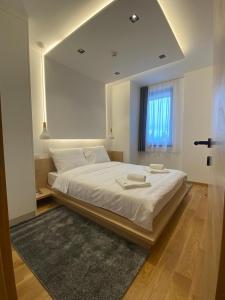 Giường trong phòng chung tại Apartmani Zlatni Javor 504 & 514