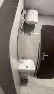 een badkamer met een wastafel en een spiegel bij Gentle Breeze Studio1 in Amman