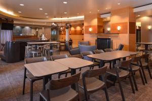 a restaurant with tables and chairs and a bar at SpringHill Suites Pittsburgh Mills in Tarentum