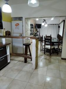 cocina con mesa y comedor en Casa faro de Evangelina en Mar del Plata