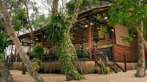 un edificio con árboles delante de él en Coral Bay Resort, en Isla Kaoh Ta Kiev