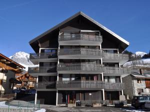ein Wohnhaus mit Balkonen und Schnee in der Unterkunft Studio central avec balcon Sud et parking, proche remontées mécaniques - FR-1-692-95 in La Chapelle-dʼAbondance