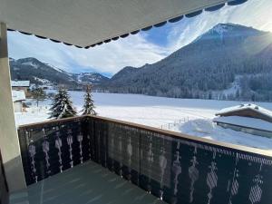 ein Balkon mit Blick auf einen schneebedeckten Berg in der Unterkunft Studio central avec balcon Sud et parking, proche remontées mécaniques - FR-1-692-95 in La Chapelle-dʼAbondance
