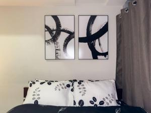 Een bed of bedden in een kamer bij A2J Luxury 1BR BGC Suite Near Uptown Mall Taguig