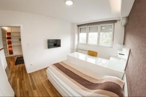 - une petite chambre avec un lit et une fenêtre dans l'établissement KAN Suites, à Belgrade