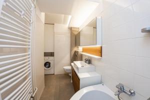 La petite salle de bains est pourvue d'un lavabo et de toilettes. dans l'établissement KAN Suites, à Belgrade