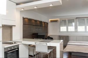 Una cocina con una mesa y sillas en una habitación. en KAN Suites 1, en Belgrado